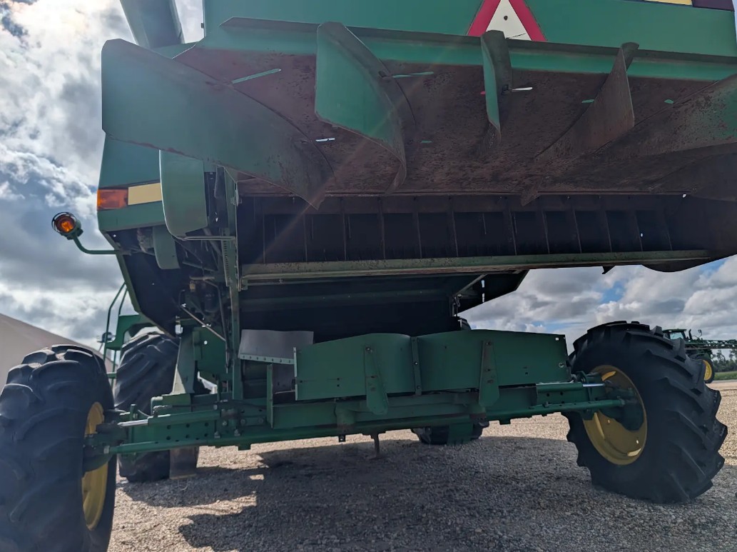 1995 John Deere 9600 Combine - Image 9