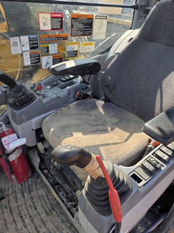 2021 DEERE 210G Excavator - Image 10