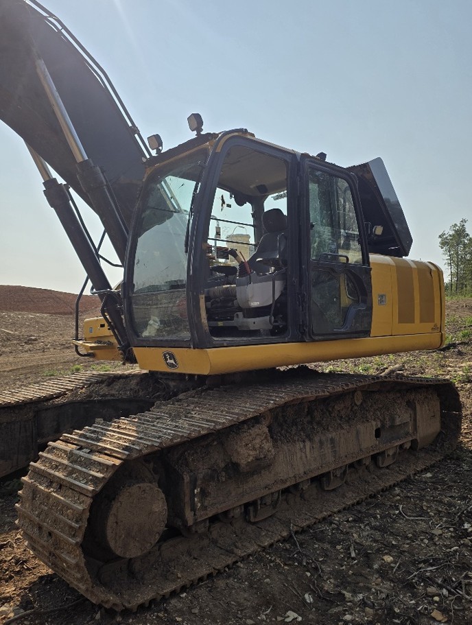 2021 DEERE 210G Excavator - Image 2