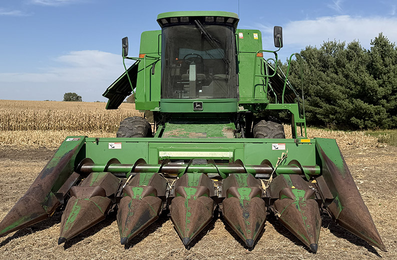 1989 John Deere 9400 Combine - Image 2