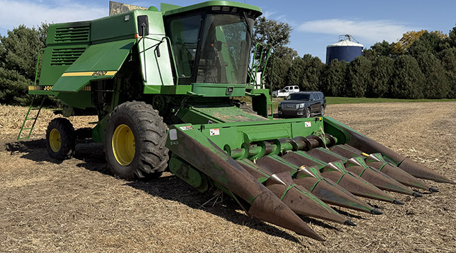 1989 John Deere 9400 Combine - Image 3