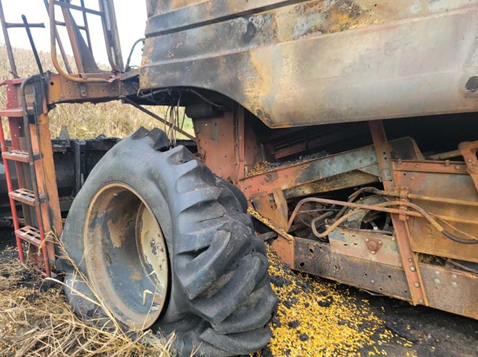 1990 Case IH 1680 Combine - Image 16