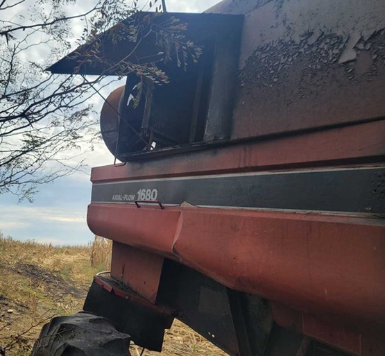 1990 Case IH 1680 Combine - Image 24