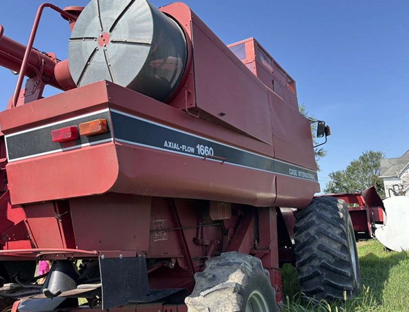 1991 Case IH 1660 Combine & 2000 Case IH 1020 Flex Header - Image 4