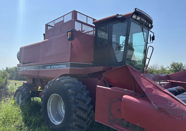 1991 Case IH 1660 Combine & 2000 Case IH 1020 Flex Header - Image 6
