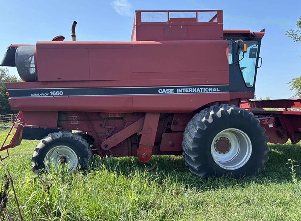 1991 Case IH 1660 Combine & 2000 Case IH 1020 Flex Header - Image 7