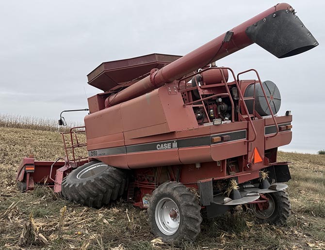 1996 CASE IH 2188 Combine - Image 2