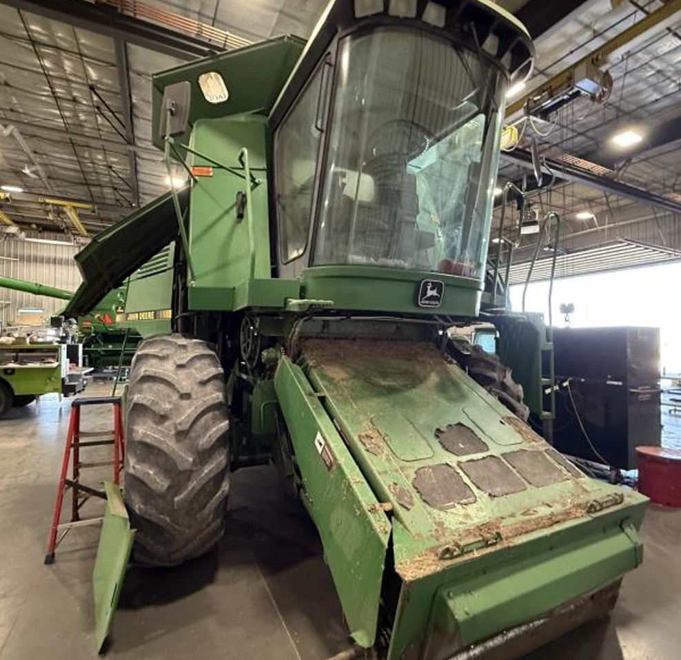 1996 John Deere 9500 Combine