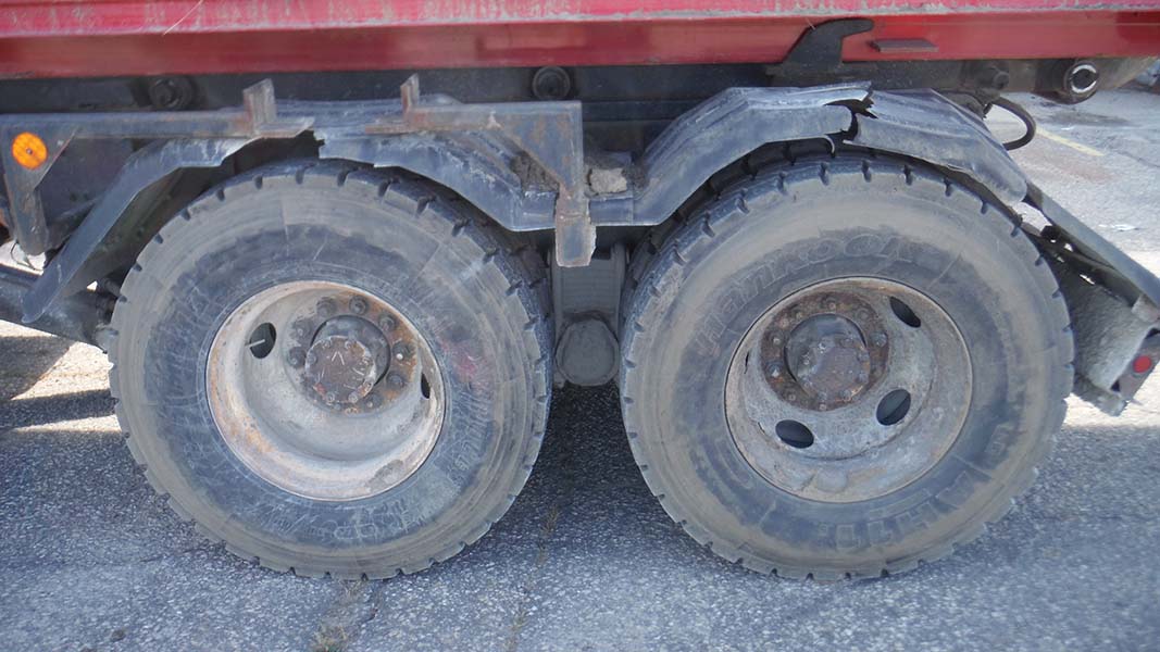 1996 Mack RD688S Roll-off Dump Truck - Image 17