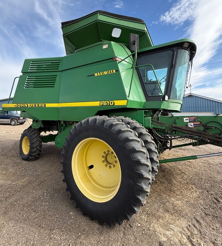 1998 John Deere 9610 Combine