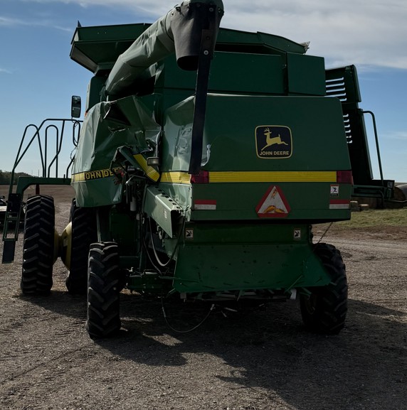 1998 John Deere 9610 Combine - Image 2