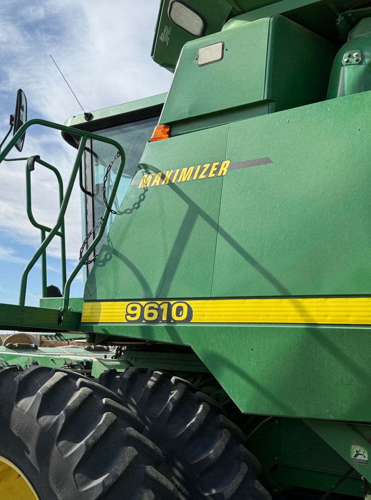 1998 John Deere 9610 Combine - Image 3