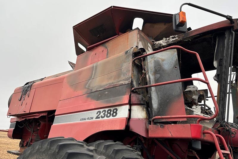 2000 CASE IH 2388 Combine - Image 2