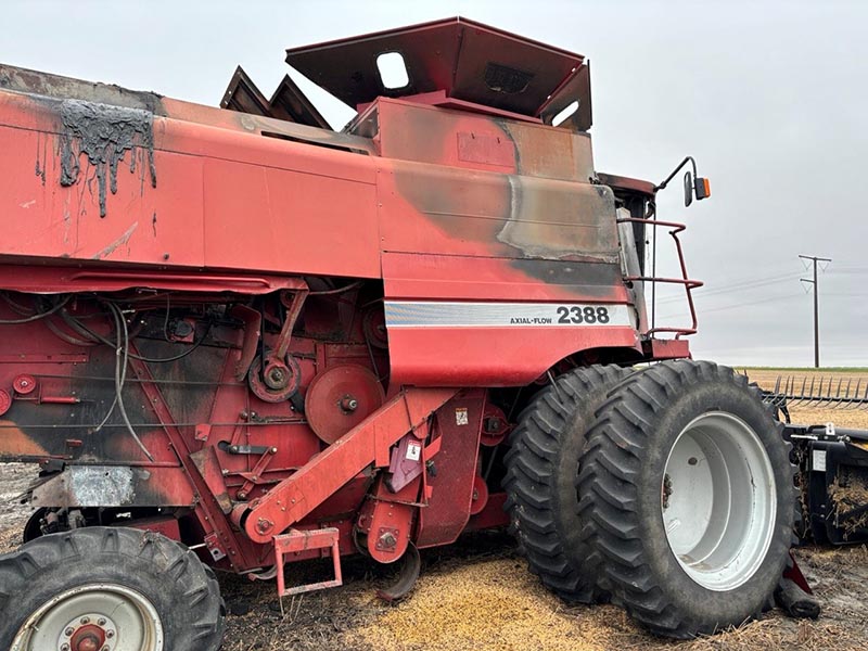 2000 CASE IH 2388 Combine - Image 3