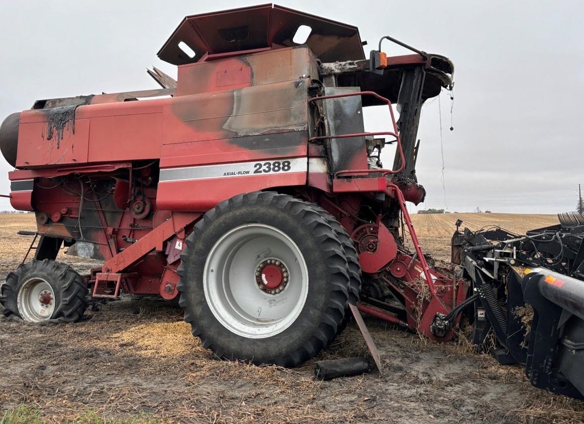 2000 CASE IH 2388 Combine - Image 7