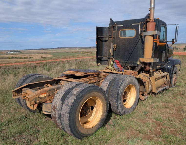 2000 Freightliner FLD120 - Image 3
