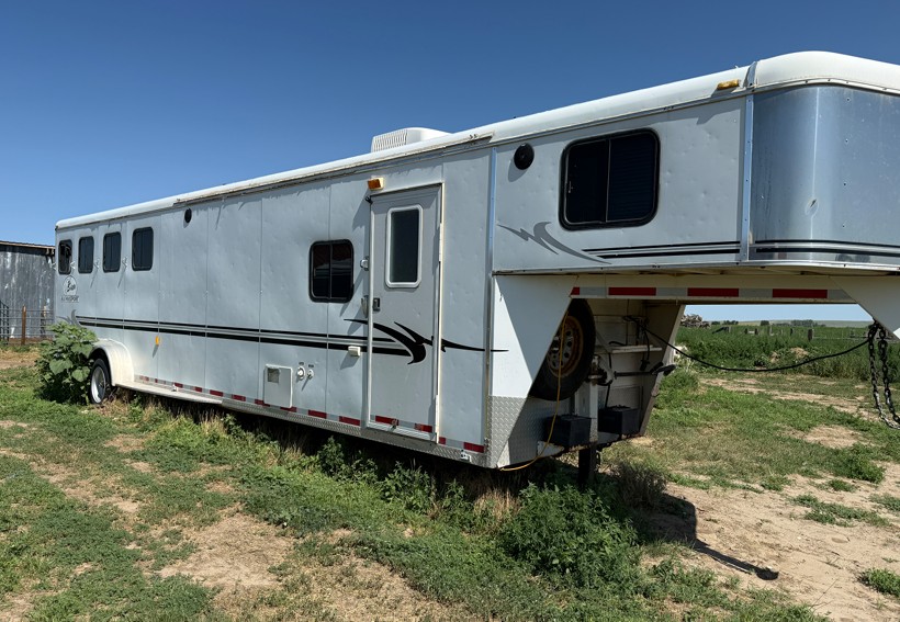 2004 Bison Horse Trailer