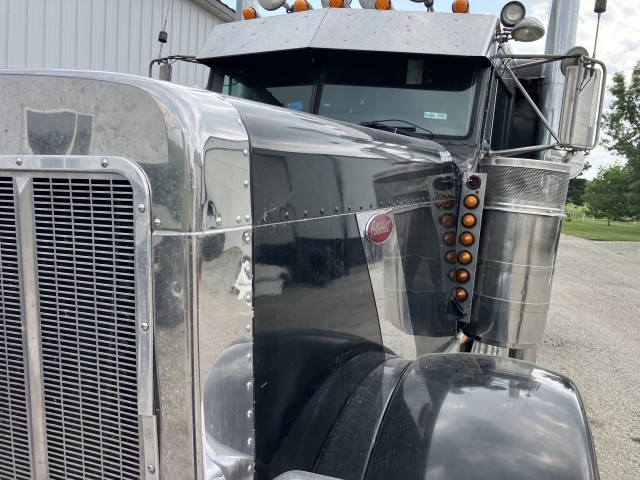 2005 Peterbilt 379 - Image 13