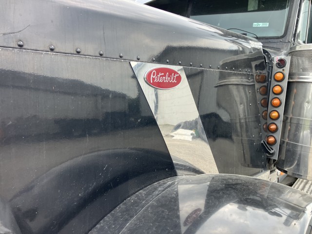 2005 Peterbilt 379 - Image 14