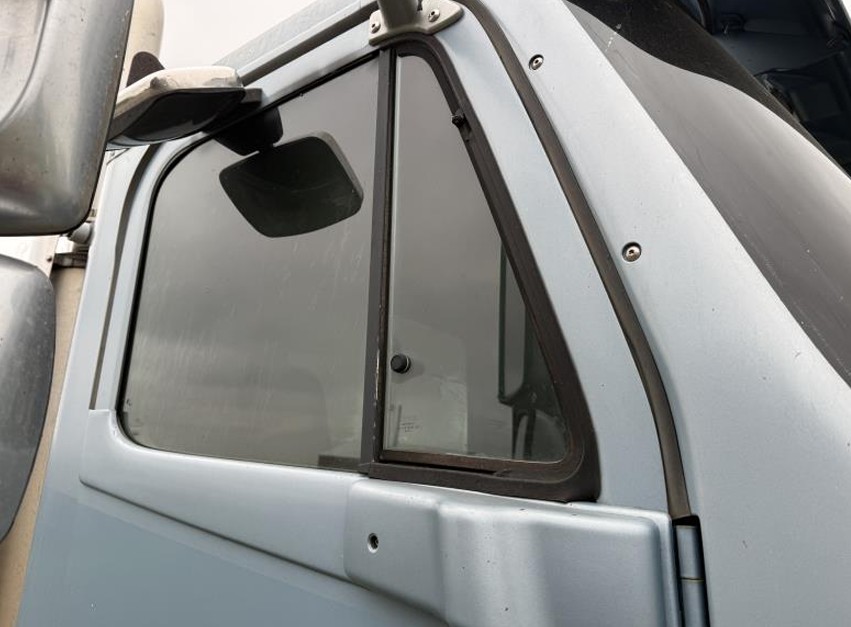 2006 Freightliner CL120 - Image 10