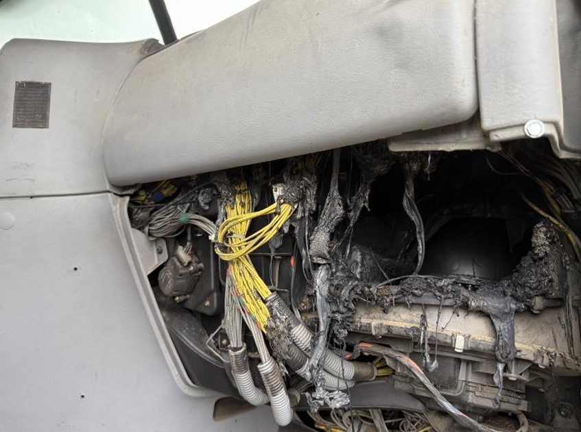 2006 Freightliner CL120 - Image 11