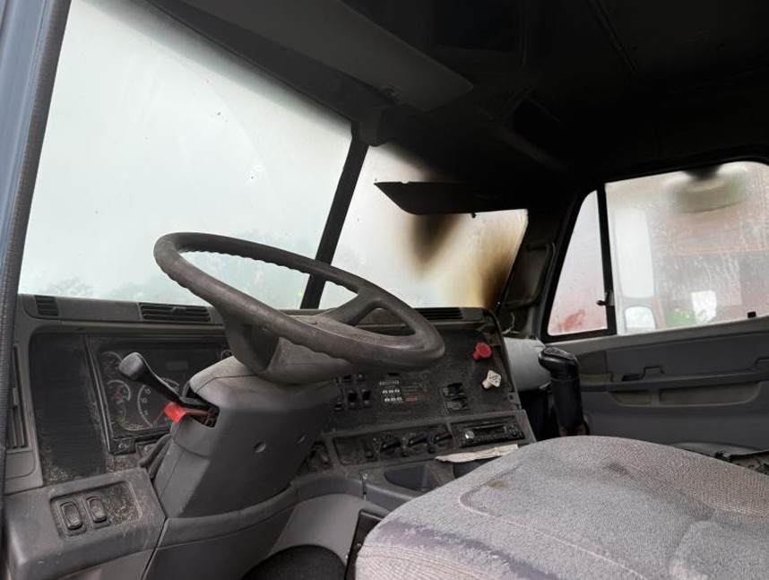 2006 Freightliner CL120 - Image 12