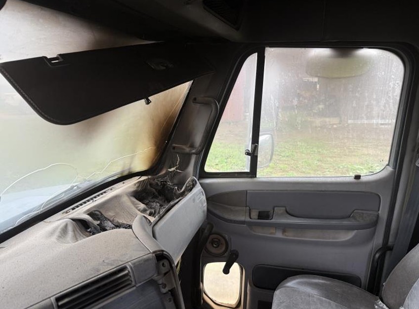 2006 Freightliner CL120 - Image 13