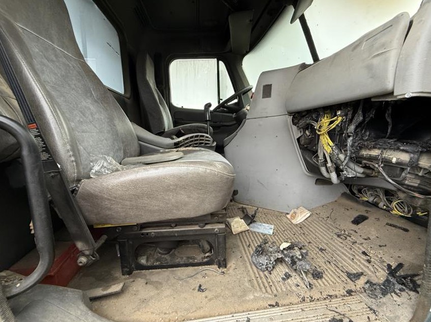 2006 Freightliner CL120 - Image 15