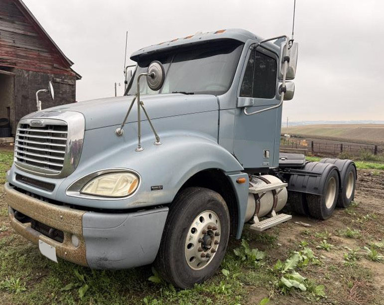 2006 Freightliner CL120 - Image 2