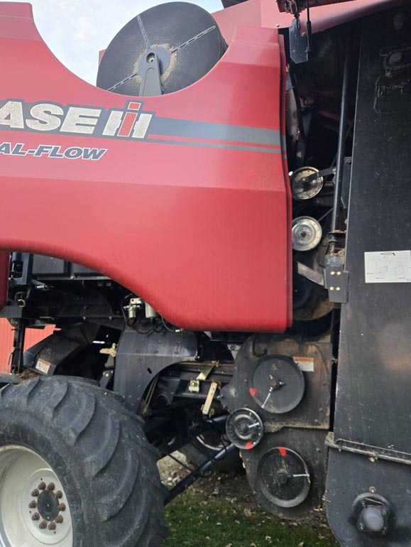 2007 CASE IH 7010 Combine - Image 2