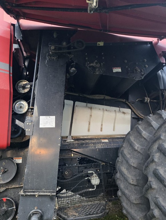 2007 CASE IH 7010 Combine - Image 4