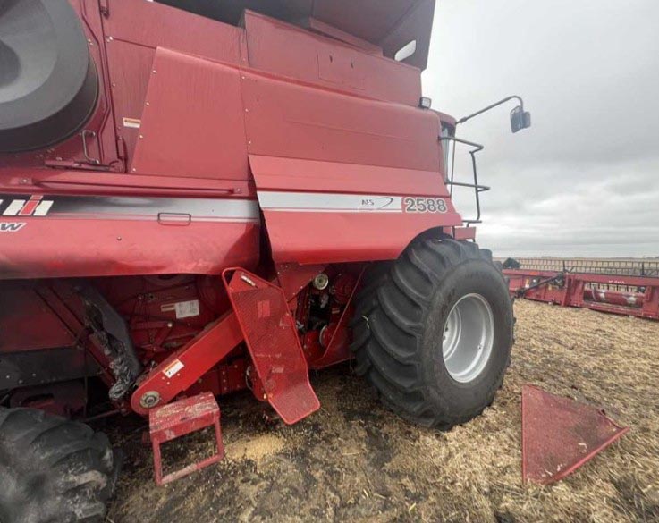 2006 CASE IH 2588 Combine - Image 10