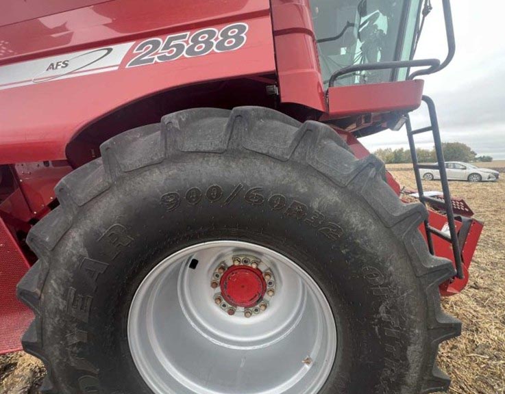 2006 CASE IH 2588 Combine - Image 11