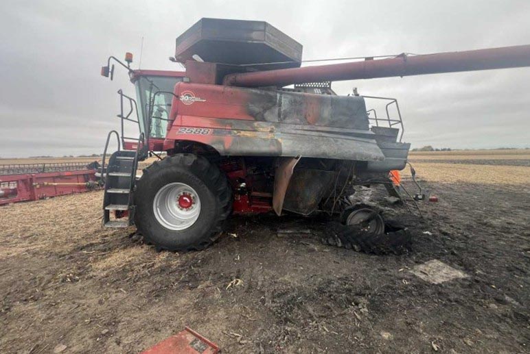2006 CASE IH 2588 Combine - Image 2