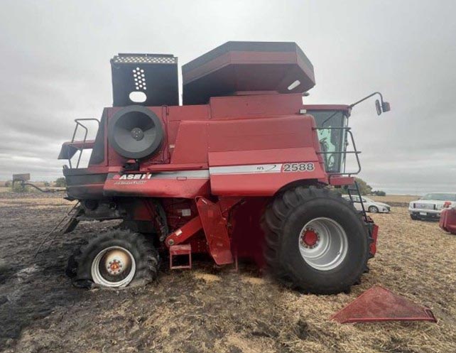2006 CASE IH 2588 Combine - Image 5