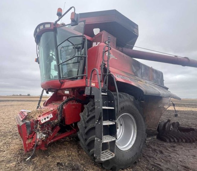 2006 CASE IH 2588 Combine - Image 6