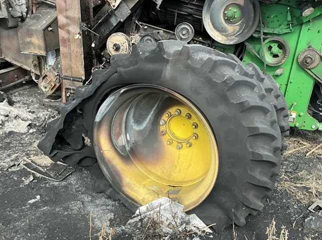 2010 John Deere 9870 Combine/2021 MacDon FD140 Flexdraper Header - Image 9
