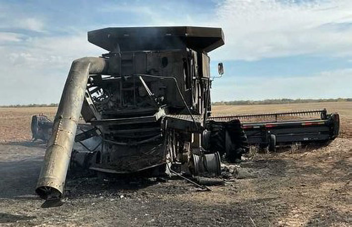 2010 John Deere 9870 Combine/2021 MacDon FD140 Flexdraper Header - Image 3