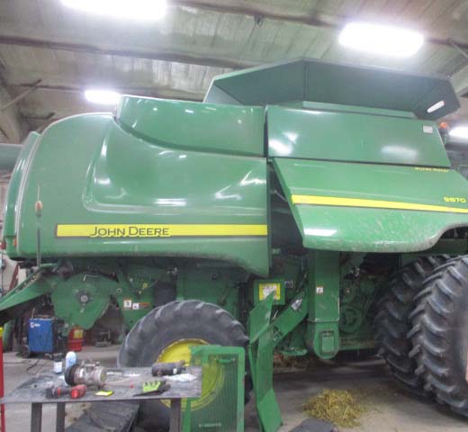2010 John Deere 9870 Combine - Image 4