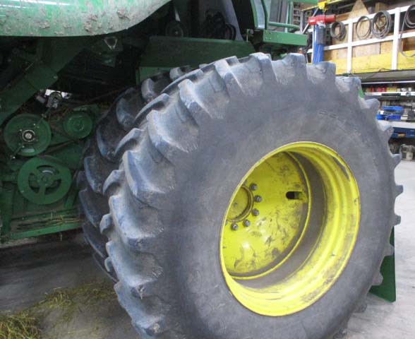 2010 John Deere 9870 Combine - Image 9