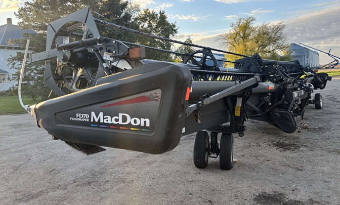 2010 MacDon FD70 Header - Image 6