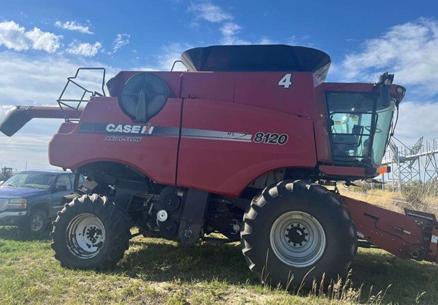 2011 CASE IH 8210 Combine - Image 3