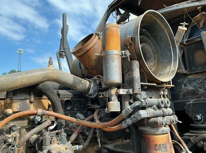 2011 Caterpillar 725 Articulated Dump Truck - Image 24