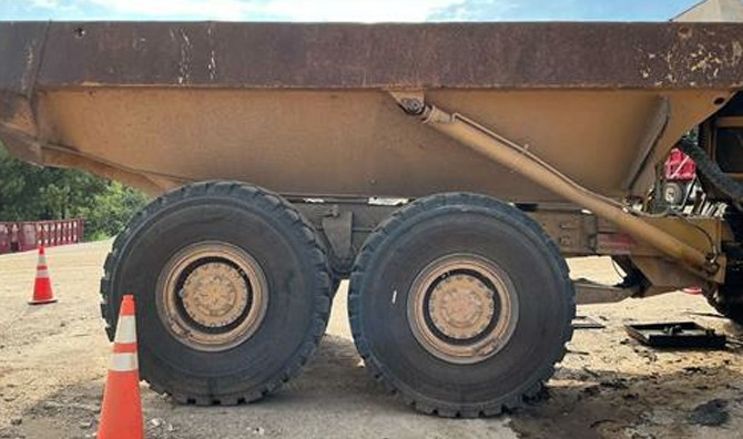 2011 Caterpillar 725 Articulated Dump Truck - Image 28