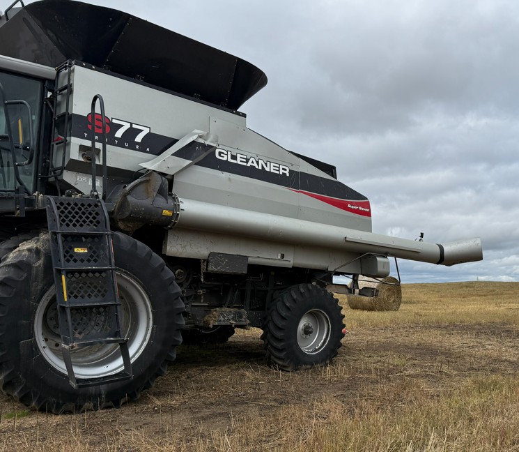 2011 Gleaner S77 Combine - Image 2