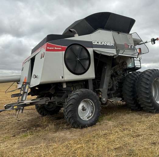 2011 Gleaner S77 Combine - Image 3