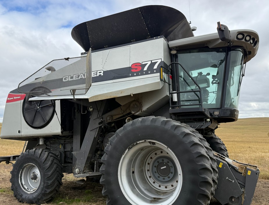2011 Gleaner S77 Combine - Image 6