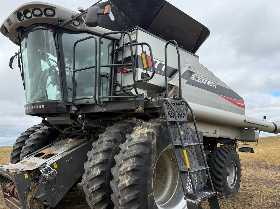 2011 Gleaner S77 Combine - Image 8