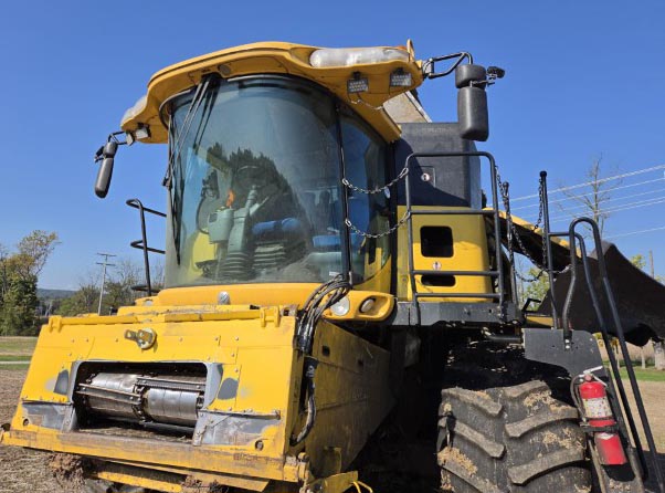 2012 New Holland CR8080 Combine