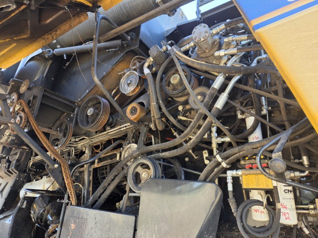 2012 New Holland CR8080 Combine - Image 10